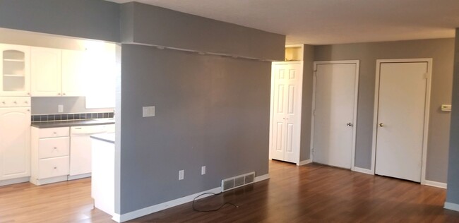 Building Photo - Now leasing for May 2025! Four Bed/One Bath