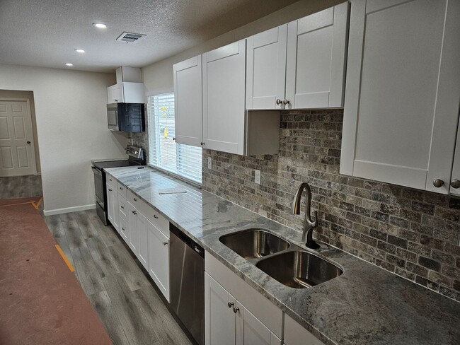 Foto del edificio - Large 3 bedroom 2 bath, recently renovated...