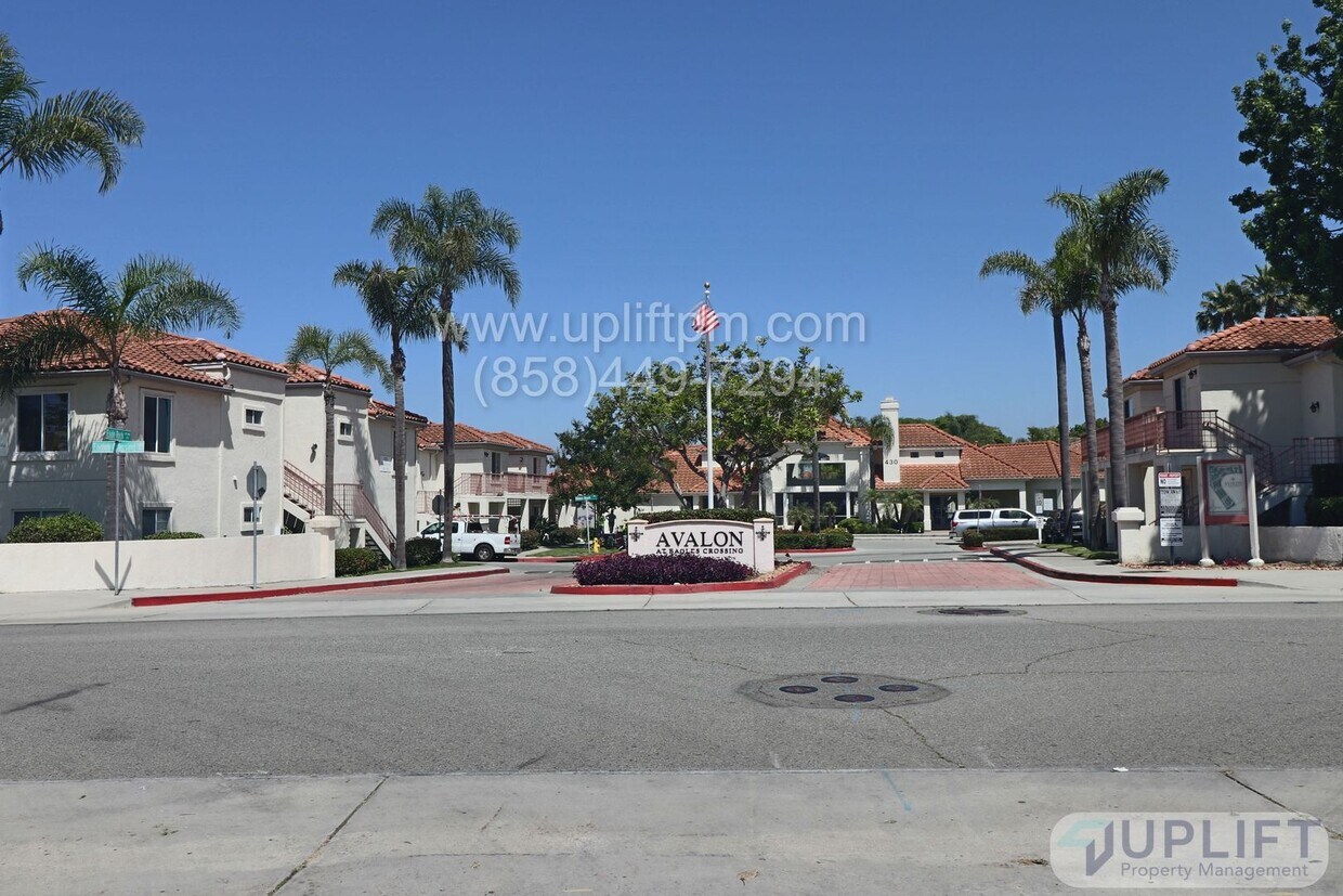 Foto principal - 3 Bed, 2 Bath Condo Near the Beach