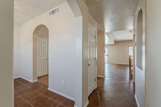 Building Photo - Pet-Friendly 4 Bedroom Rental in Tucson wi...