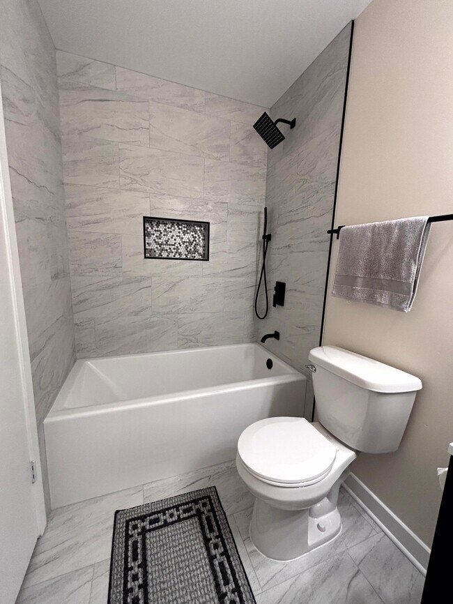 Brand new upper level bathroom with tub to ceiling tile - 4117 W Rivers Edge Cir