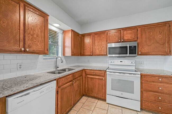 Building Photo - Two Bedroom Duplex For Rent in Cedar Hill.
