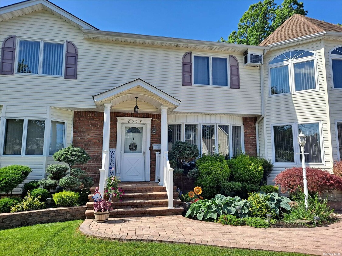 Primary Photo - 2558 Regent Pl