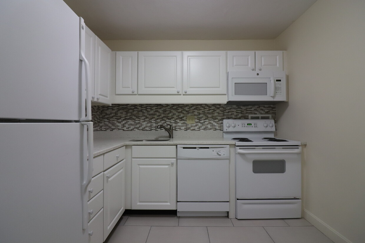 Primary Photo - 101 Monmouth St