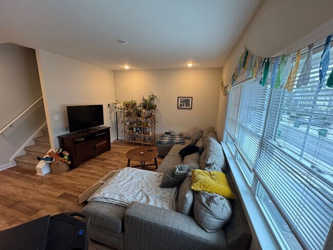 Building Photo - Spacious Luxury Townhome! Outstanding Loca...