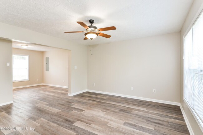Foto del edificio - 12290 Versailles St