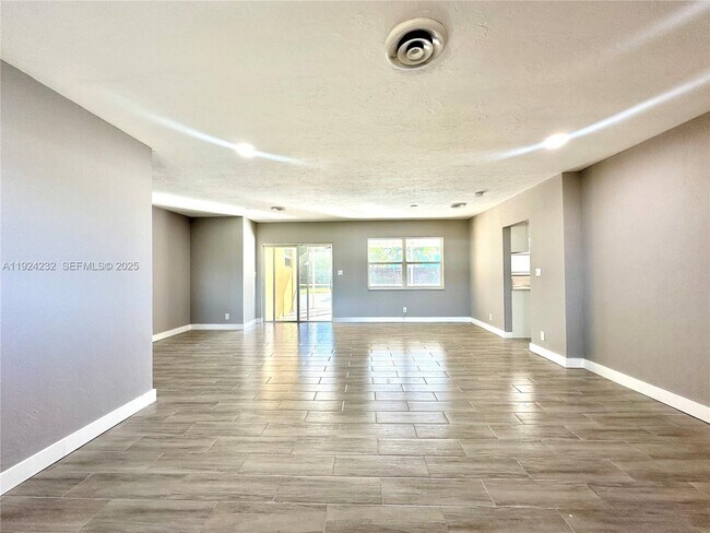 Building Photo - 912 NE 9th Ct