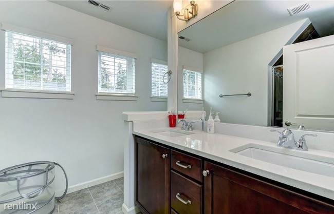 Building Photo - 3 br, 3 bath House - 18326 44th Dr SE