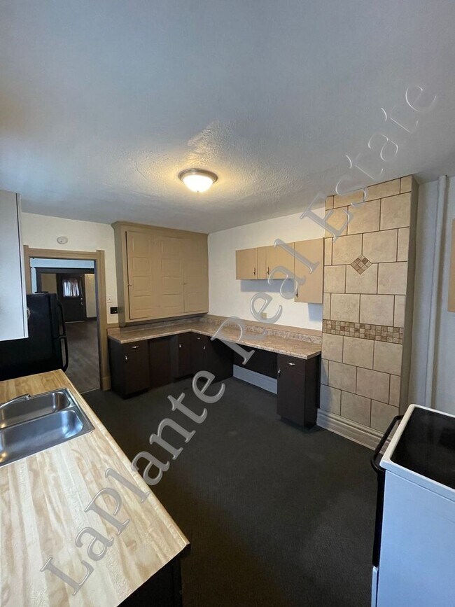 Building Photo - 743 Forsythe St
