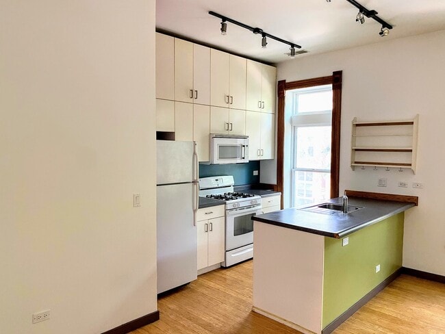 Building Photo - 842 N Wolcott Ave