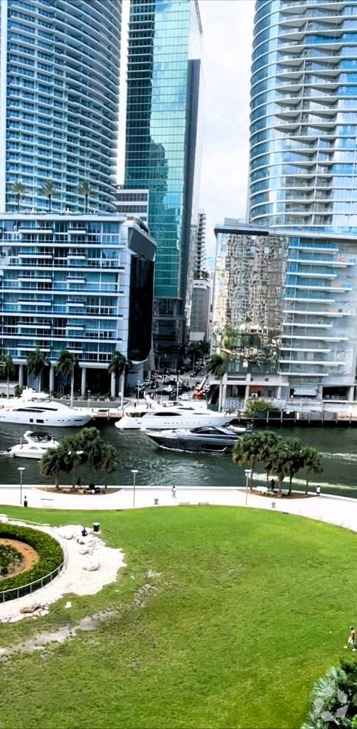 Building Photo - 475 Brickell Ave