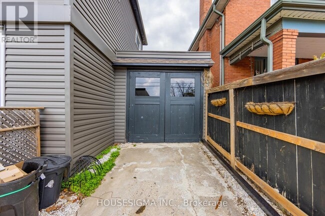 Building Photo - 204-204 Wharncliffe Rd S