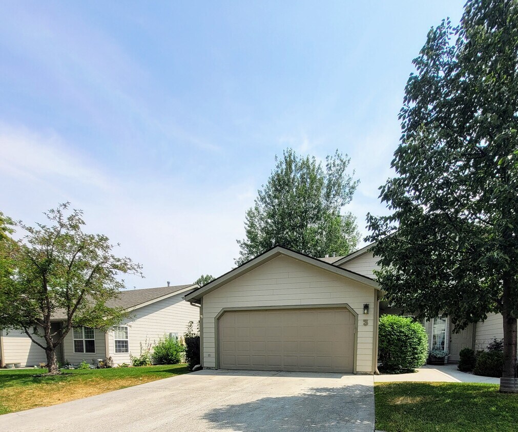 Quiet, comfortable condo - 4050 W Babcock St
