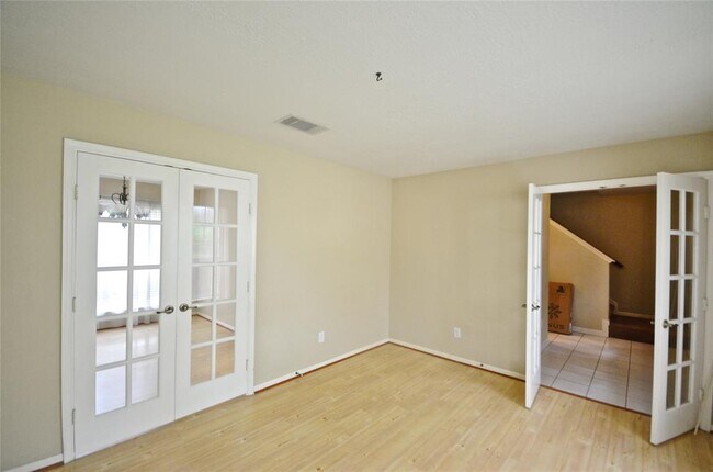 Building Photo - 4830 Silverlake Dr