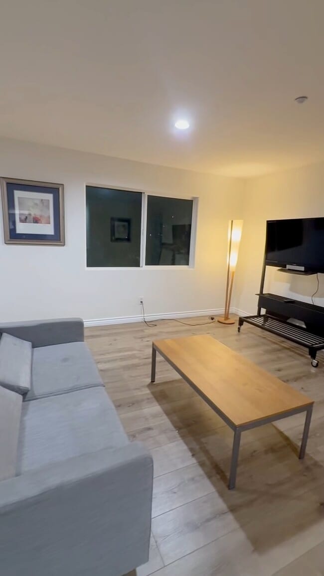 Building Photo - 521 S Alameda St