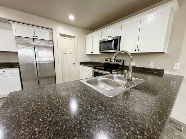 Foto del edificio - Beautifully Maintained 4/BD 2.5/BA Townhome