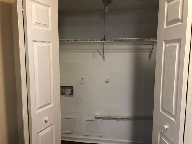 Building Photo - 2 bedroom/ 1.5 bath Unit