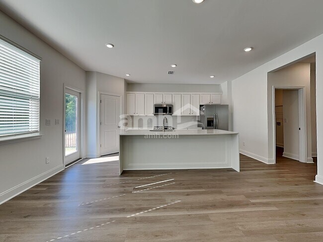 Building Photo - 551 Armstrong Curv
