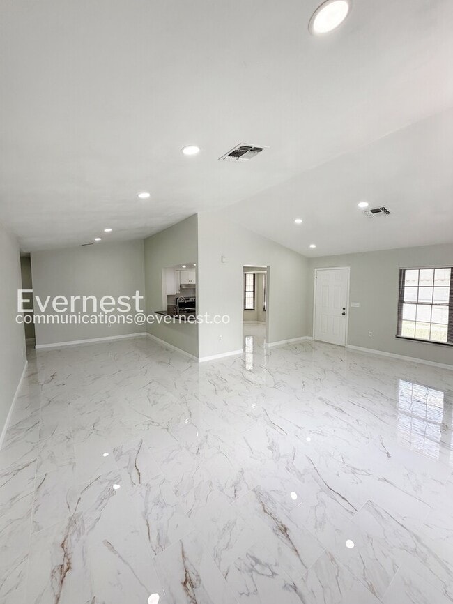 Building Photo - 3 Bed/2 Bath Home with Garage / Available Now!