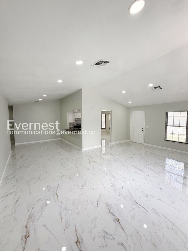 Foto del edificio - 3 Bed/2 Bath Home with Garage / Available Now!