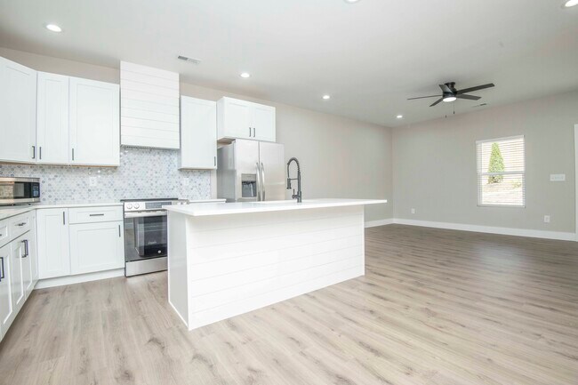 Building Photo - 3353 Lay Ave