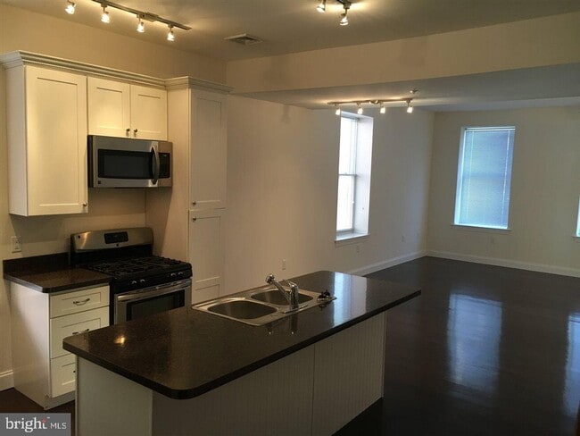 Building Photo - 22 N George St