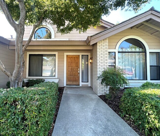 Foto del edificio - Beautiful 4 Bedroom Single Story For Rent in Gold River!