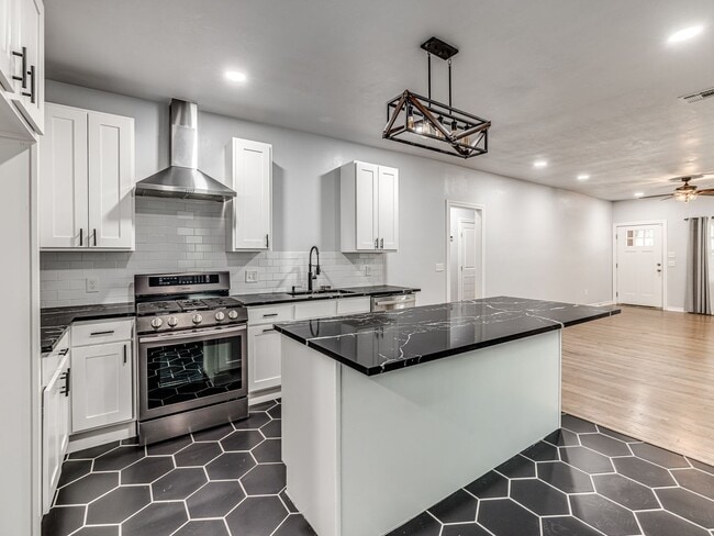 Charming home in Central Park Neighborhood... - Charming home in Central Park Neighborhood...