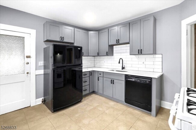 Building Photo - 7 Park Dr S
