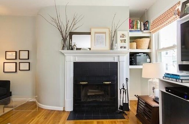 Fully Functioning Fire Place - 65 Sullivan St