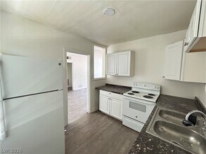 Building Photo - 1711 Santa Paula Dr