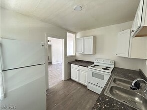 Building Photo - 1711 Santa Paula Dr