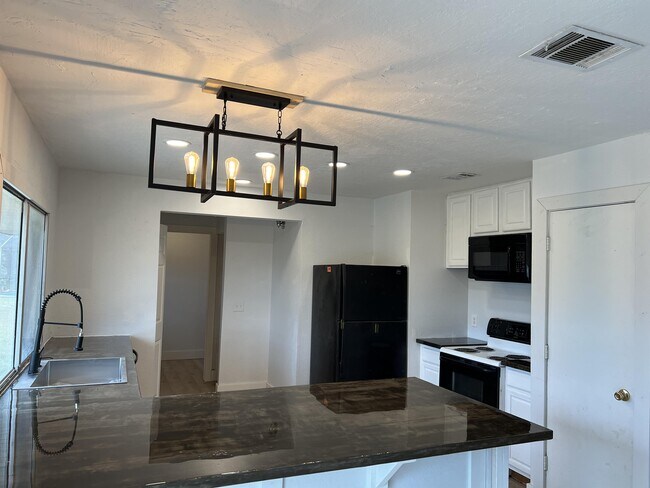 Building Photo - 1199 Riviera Dr NE