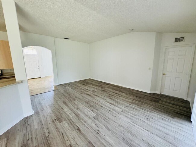 Building Photo - 30 Roxbury Ln