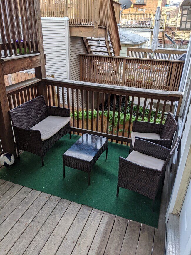 Private deck - 2425 N Greenview Ave