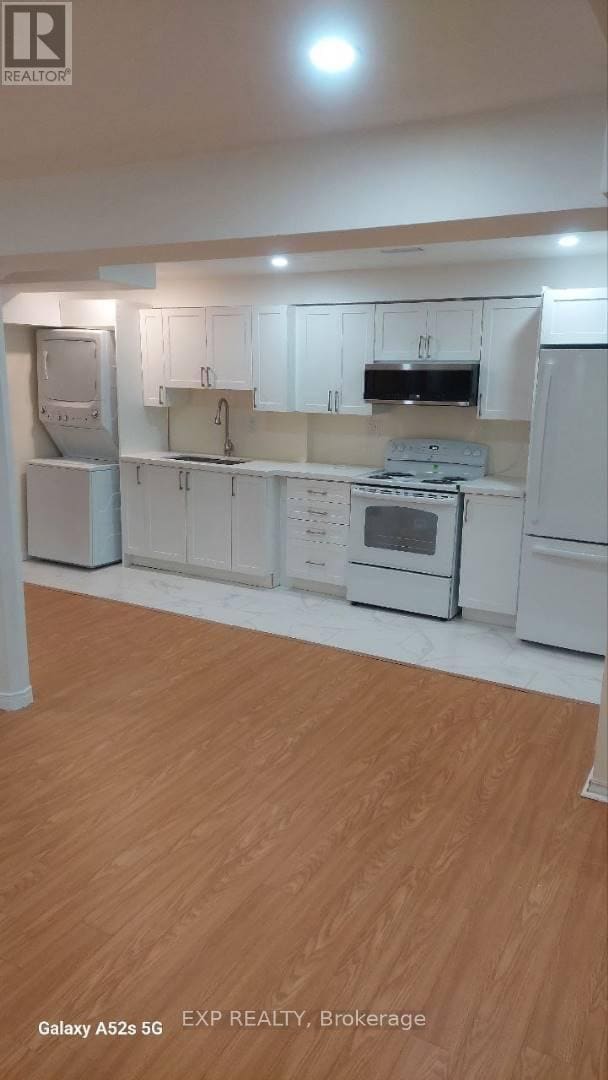 Building Photo - 30 Deerwood Crescent