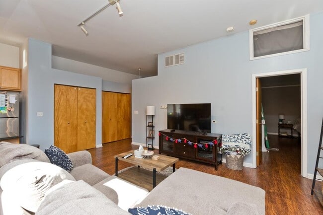 Building Photo - 2 bedroom in Chicago IL 60622