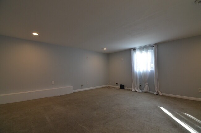 Building Photo - 1577 Helen Dr