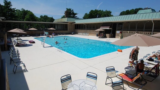 Outdoor pool - 3005 S Leisure World Blvd