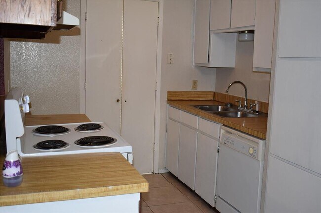 Building Photo - 2426 Ventura Dr