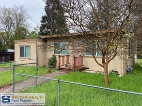 Building Photo - 521 Redwood Ave