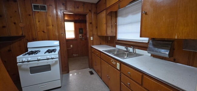 Foto del edificio - 2 Bedroom 1 Bathroom home in Southeast Springfield for $995!