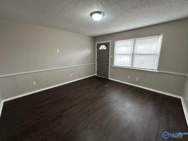 Building Photo - 3902 Buttercup Dr SW
