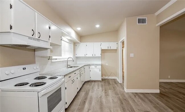 Foto del edificio - 4713 Dahlia Ln