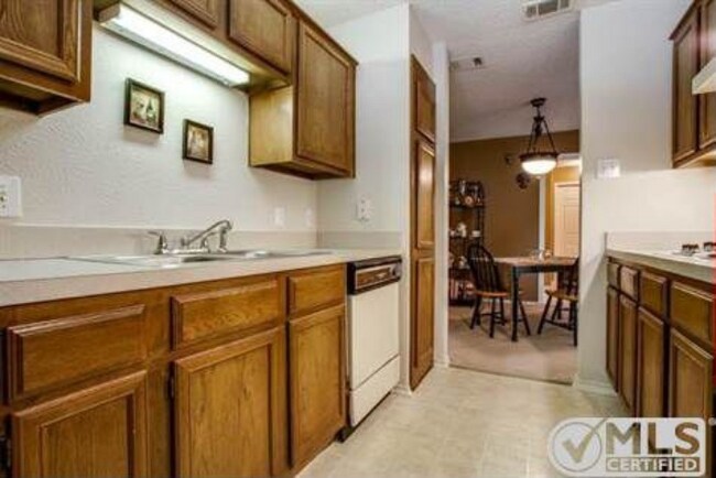 Foto del edificio - 9254 Forest Ln