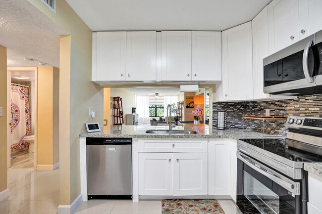 Building Photo - 2659 Carambola Cir N