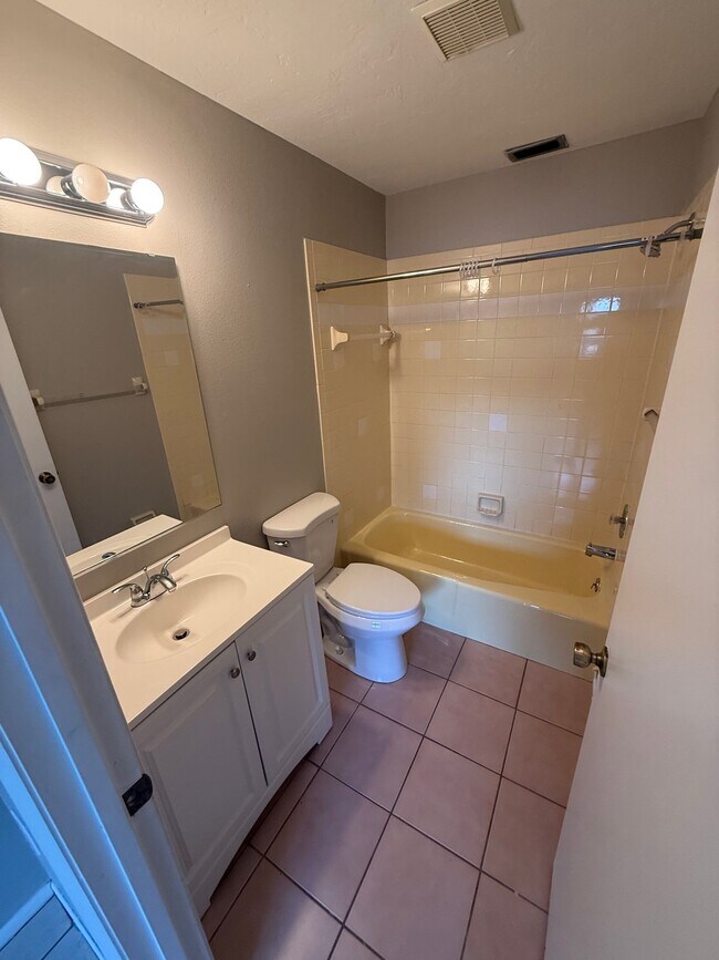 Foto del edificio - 1755 Florence Ave