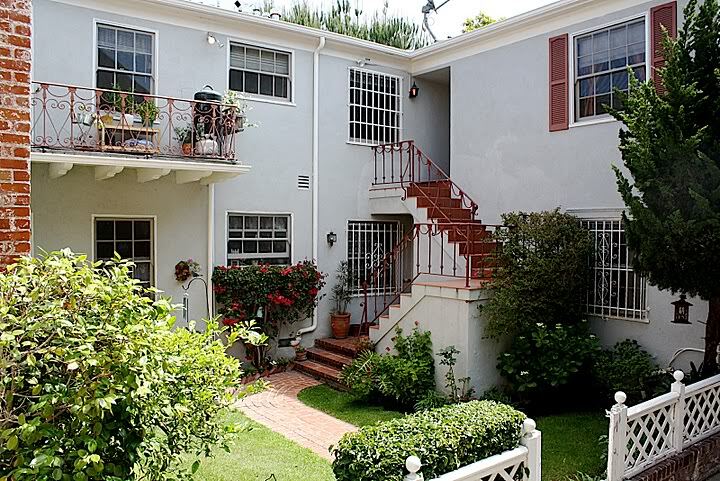 Courtyard Entrance - 826 S Plymouth Blvd