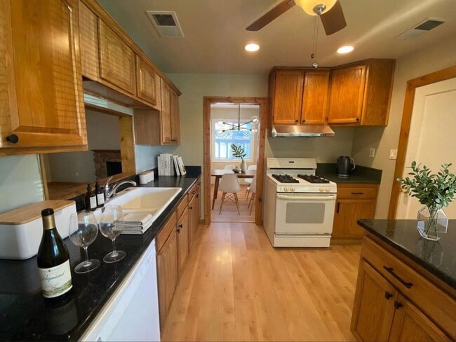 Building Photo - Stunning Three Bedroom House W/ Two Car Garage & Backyard!!