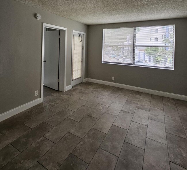 Building Photo - 700 Executive Center Dr